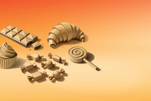 orange baggrund med snacks lavet i bølgepap