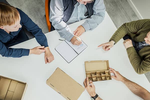 innovaatioita pohtimassa pöydän ympärillä