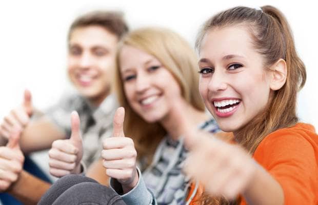 Lehrlinge zeigen Daumen hoch