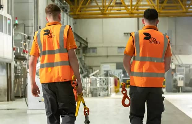 Zwei DS Smith Lehrlinge gehen durch die Produktion