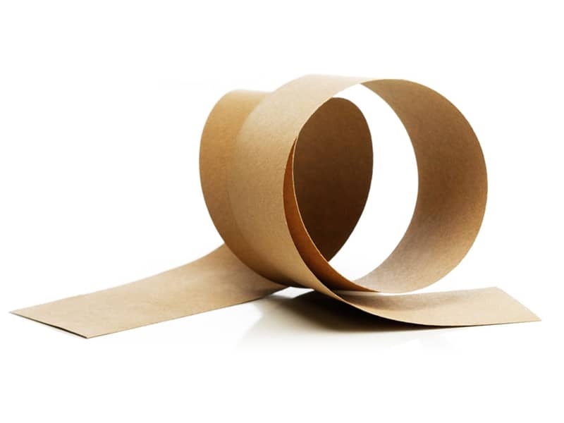 Braunes Papier liegt aufgerollt da. 