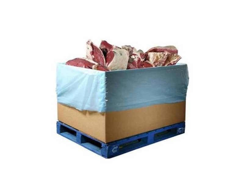 Eine offene Wellpappbox gefüllt mit rohem Fleisch.