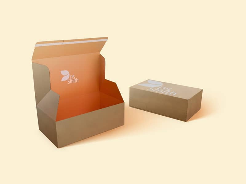 Geöffnete Verpackung aus Wellpappe steht neben einer geschlossenen.