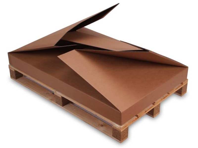 Palettenbox aus Wellpappe liegt halb zusammengeklappt auf einer Palette.