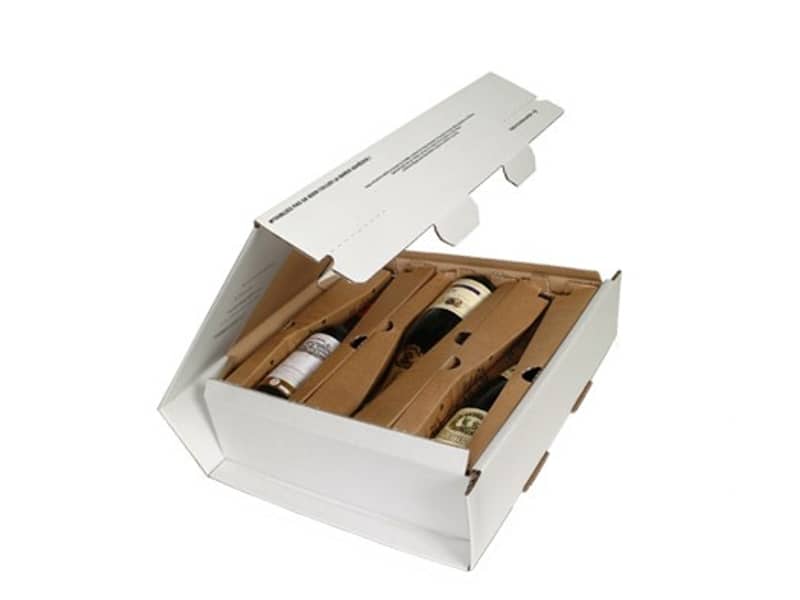 Weiße Transportverpackung aus Wellpappe mit 3 Weinflaschen befüllt.