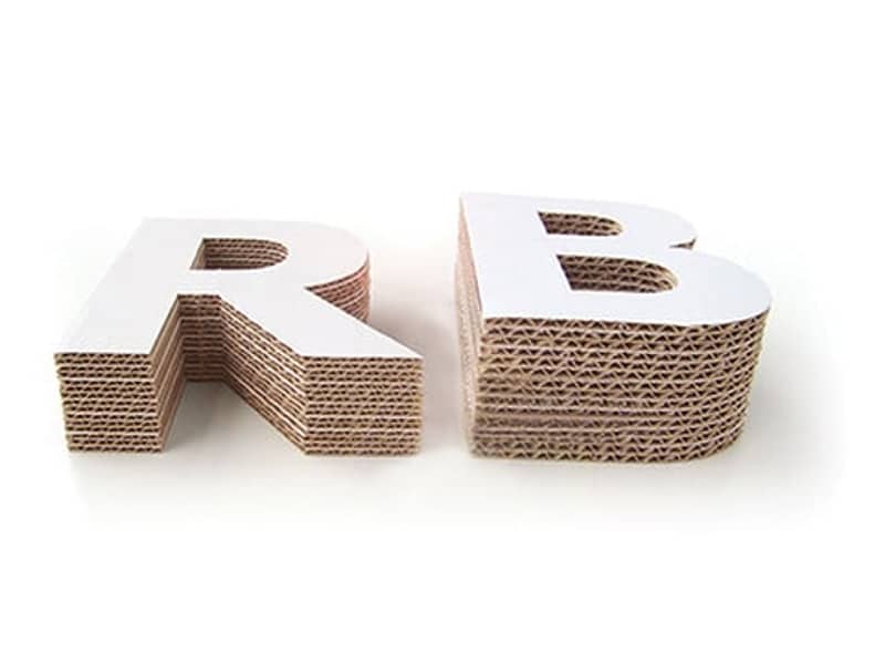 Et R og B udskåret i hvid bølgepap