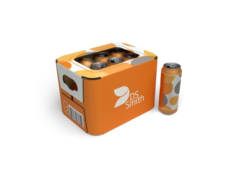 Eine orange gemusterte Getränkedose steht rechts neben einer orangenen Verpackung mit weißem DS Smith Logo welche mehrere Dosen verpackt. Die Verpackung hat oben einen Ausschnitt und runde Ecken.