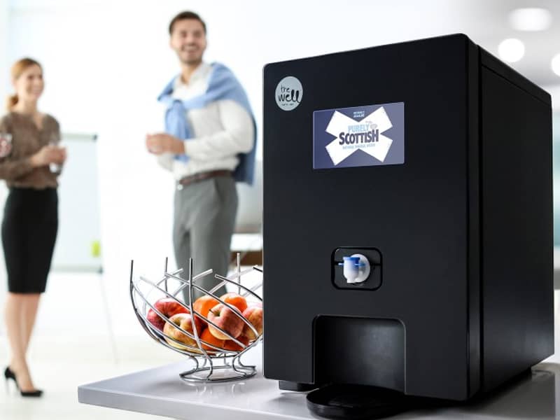water cooler op kantoor met collega's die drinken