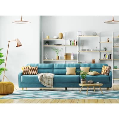 Wohnzimmer mit blauer Couch.