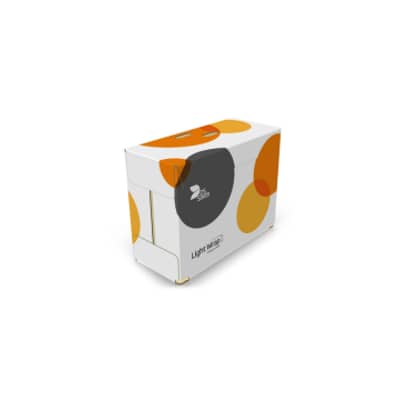 Witte kartonnen wrap-around verpakking met oranje bedrukking en DS Smith logo