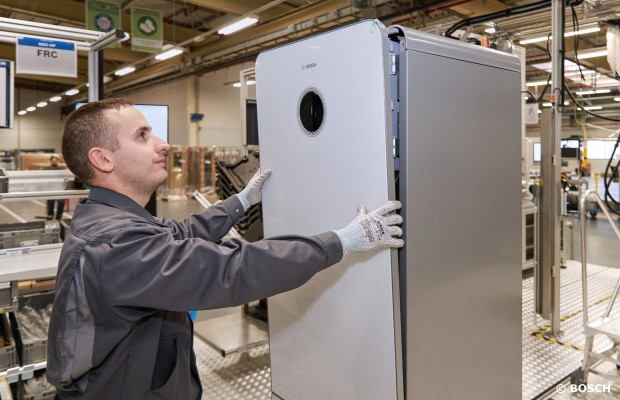 Mann arbeitet an einer Gastherme von Bosch.