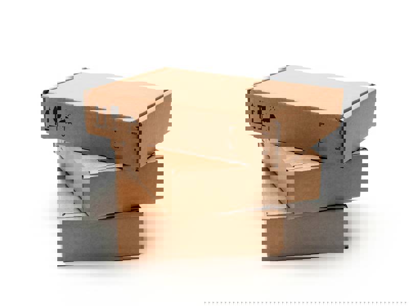 Drei Verpackungen aus Wellpappe übereinander gestapelt.