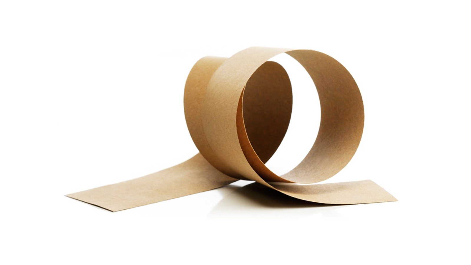 Braunes Papier liegt aufgerollt da. 