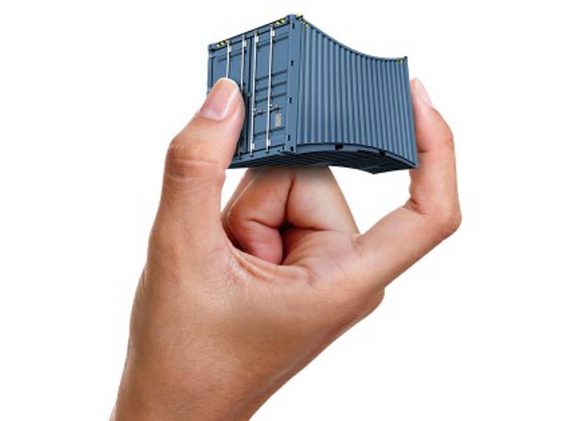 Blauer Container wird durch zwei Finger zusammengequetscht