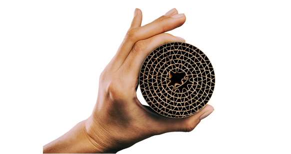 Zusammengerollte Wellpappe wird in einer Hand gehalten