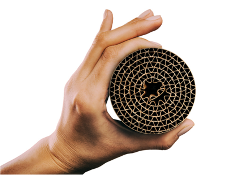 Zusammengerollte Wellpappe wird in einer Hand gehalten