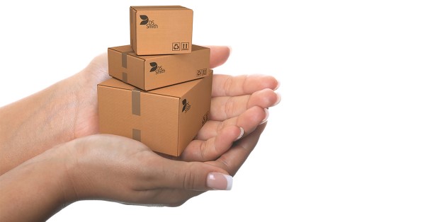 Drei Boxen aus Wellpappe werden schützend in zwei Händen gehalten.