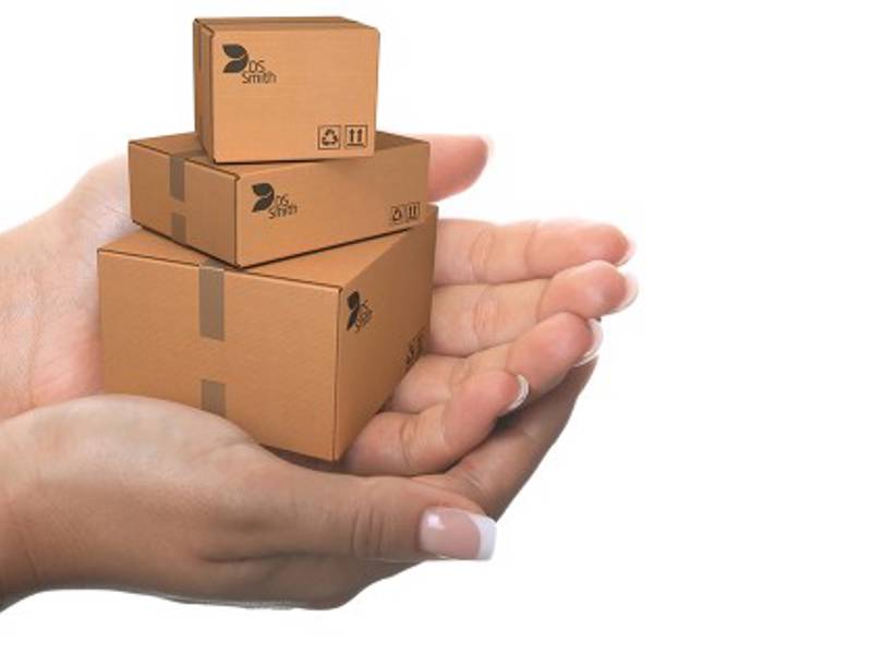 Drei Boxen aus Wellpappe werden schützend in zwei Händen gehalten.