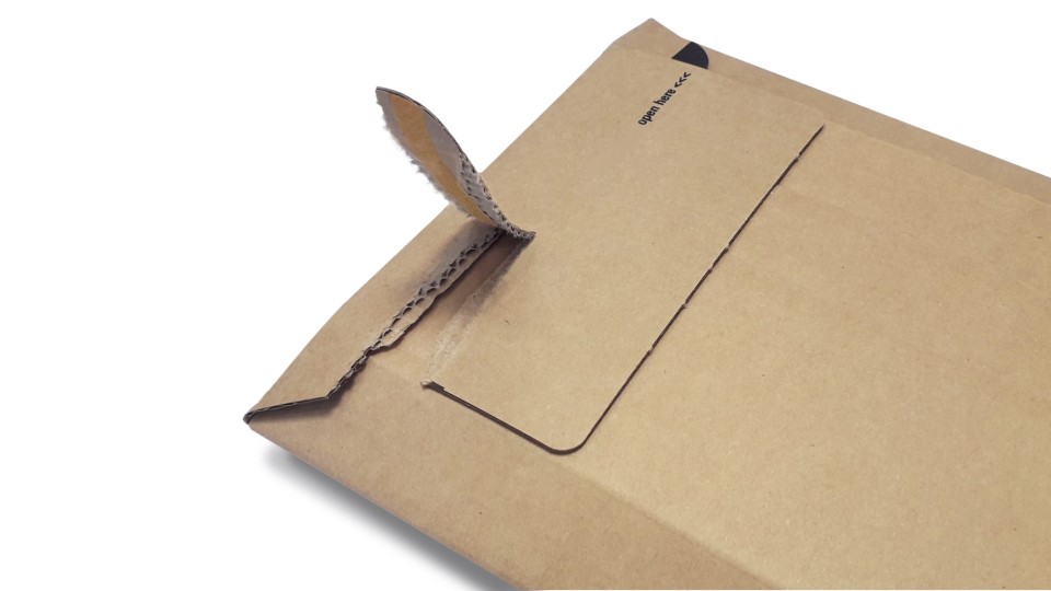 Ausschnitt einer braunen Versandtasche aus Wellpappe welche halb geöffnet durch einen faserbasierten Aufreißfaden ist.