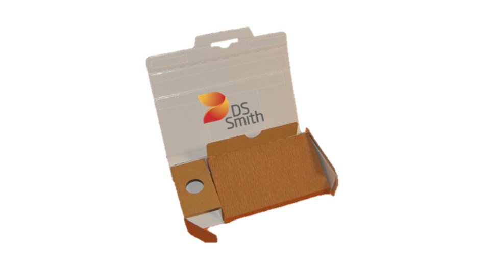 Braune geöffnete Verpackung mit buntem DS Smith Logo im Deckel.