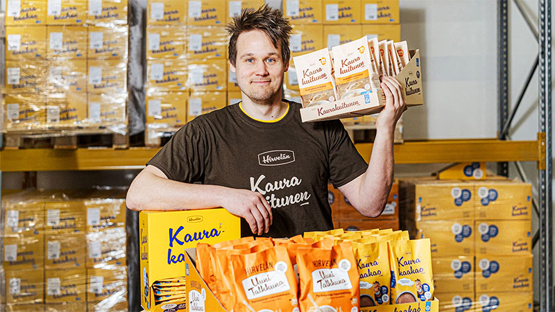 ”Jotta voimme olla uskottava toimija, niin pakkausten on oltava kaikin puolin kunnossa. Tämä tarkoittaa sitä, että laatikoiden on oltava brändinnäköisiä, kestäviä ja helposti aseteltavissa myös myyntihyllyyyn.”