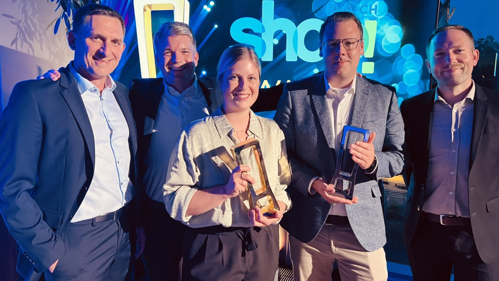 Das Team von DS Smith konnte mit seinen kreativen Display-Innovationen die Jury des Shop! D-A-CH Awards gleich doppelt überzeugen. Ralf Weber, Customer Innovation Specialist, André Bernhard, Strategic Account Manager, Luca Elm, Internal Key Account Manager, Michael Kullmann, Sales Manager und Philipp Canisius, Designer (v.l.n.r., alle DS Smith) nehmen die Trophäen bei der Preisverleihung entgegen. Bildquelle: DS Smith