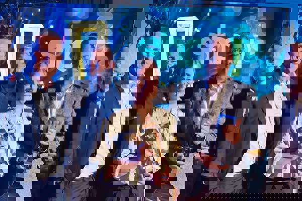 Ralf Weber, André Bernhard, Luca Elm, Michael Kullmann und Philipp Canisius mit der Trophäe in der Hand.