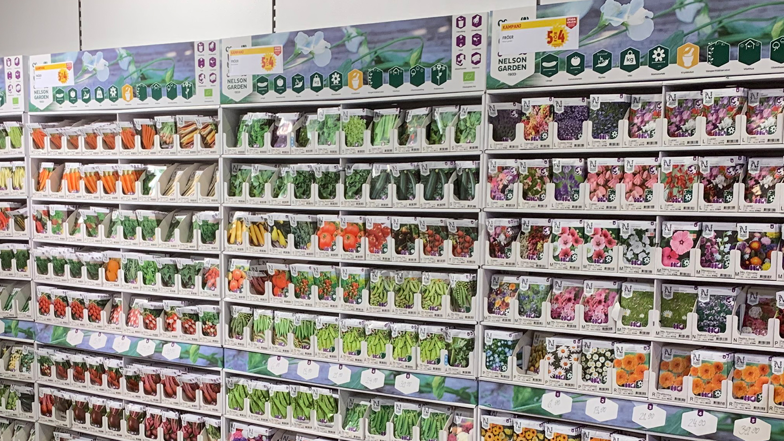 siemenpussien tarjonta kaupassa isona seinänä