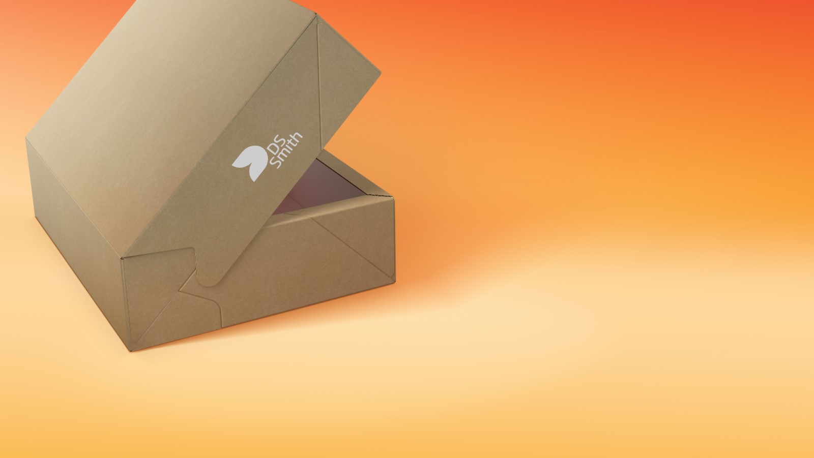 Braune Verpackung mit weißem DS Smith Logo ist halb geöffnet vor einem orange-melierten Hintergrund.