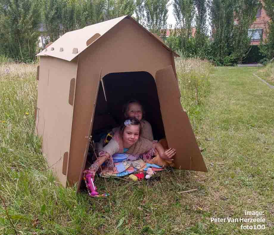 Kinderen in golfkartonnen tent