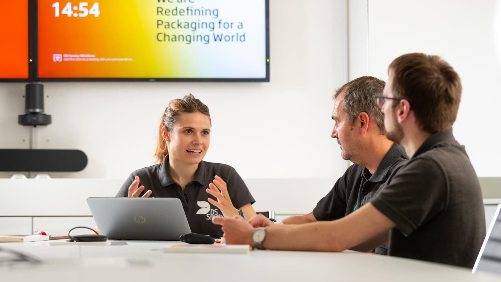 3 Kollegen sitzen an einem Tisch