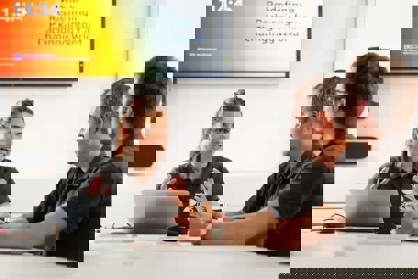 3 Kollegen sitzen an einem Tisch