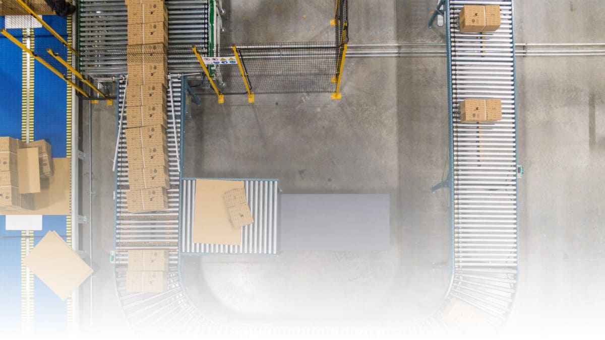 Produktionslaufband auf welchem sich Verpackungen aus Wellpappe befinden