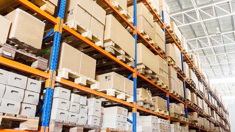 teollisuusvarastossa aaltopahvista tehty pakkaus ja lavapakkaus lavakontti