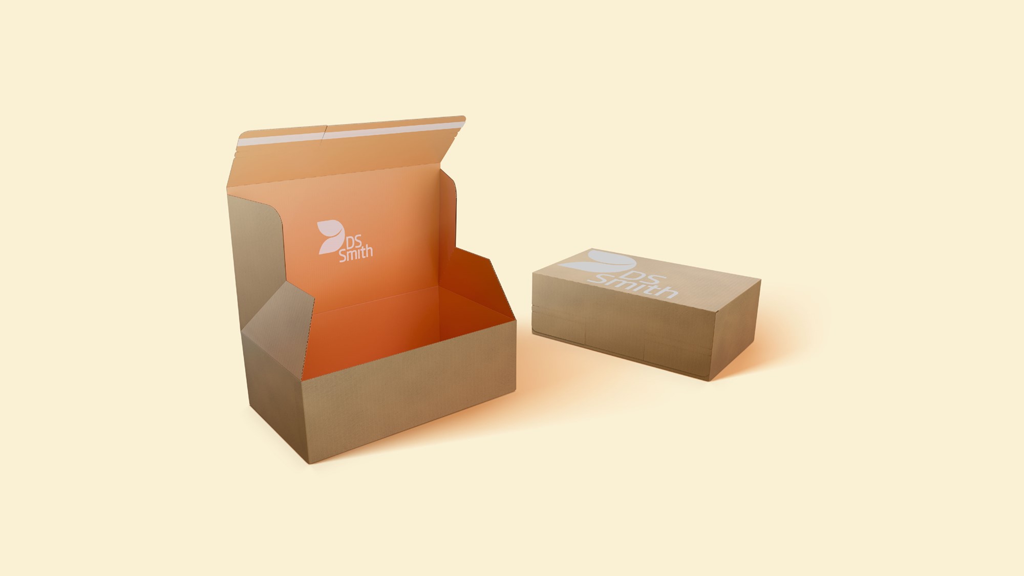 Geöffnete Verpackung aus Wellpappe steht neben einer geschlossenen.