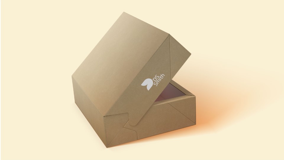 Braune Verpackung mit weißem DS Smith Logo ist halb geöffnet und steht seitlich vor einem gelben Hintergrund.