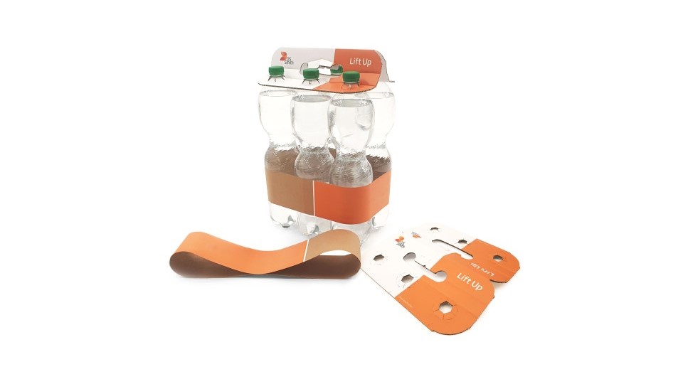 Sechs Plastikflaschen sind zusamengebündelt mit einer Banderole und einem Top Clip. Davor liegen eine Banderole und ein Top Clip aus Wellpappe in orangenem DS Smith Design.