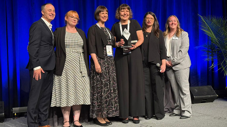 DS Smithin Iina Lehtinen (keskellä oikealle) ja Marvaco Oy:n Mirva Koskinen (keskellä vasemmalla) vastaanottamassa palkintoa.