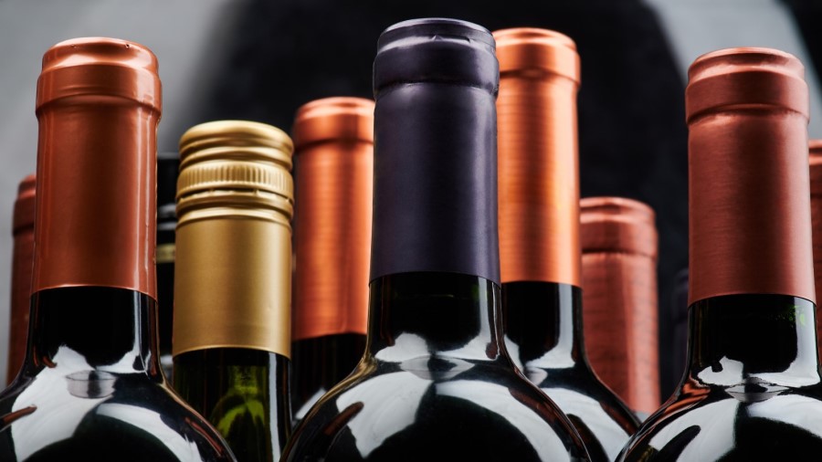 Mehrere Flaschenhälse von Weinflaschen.