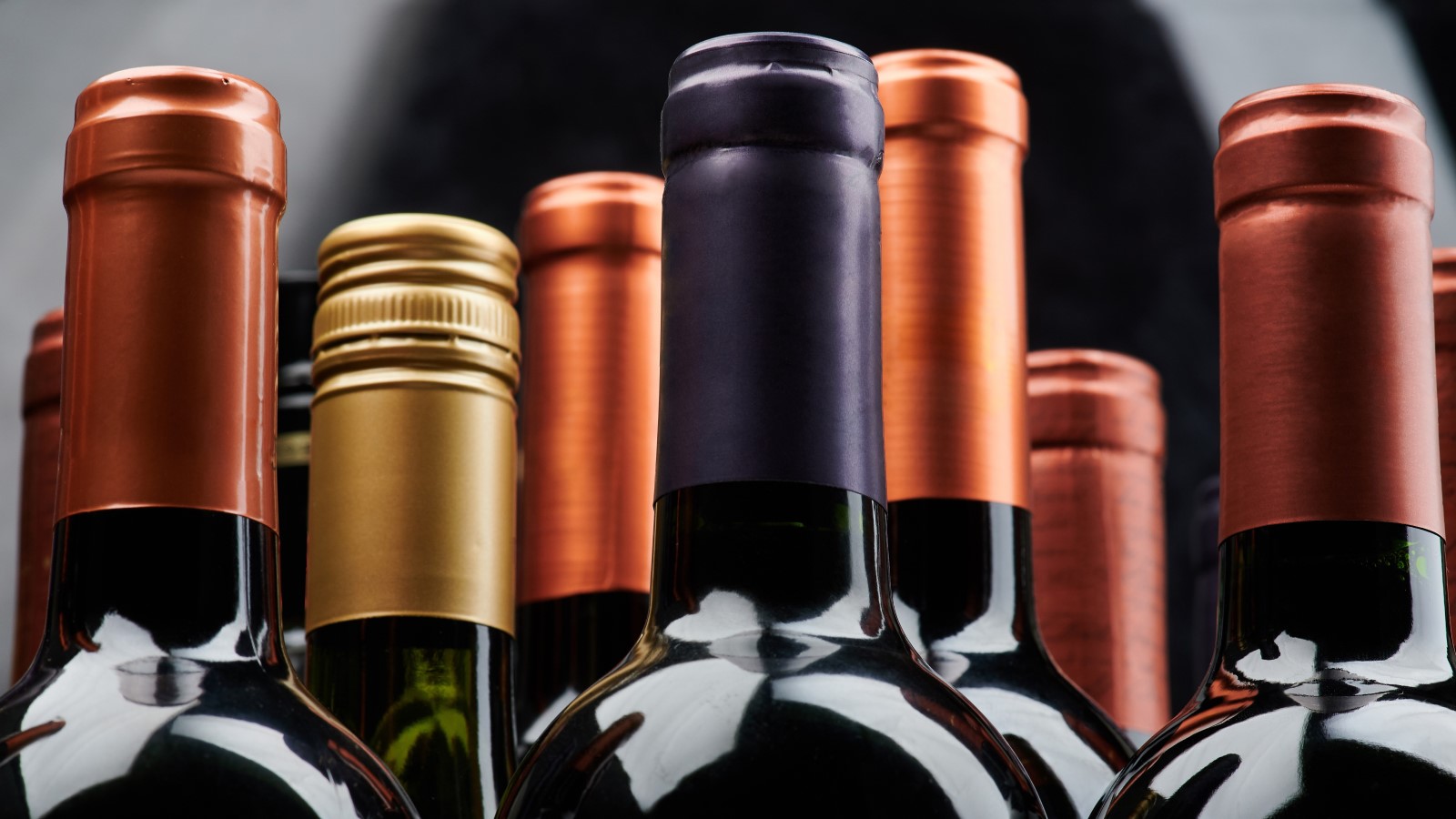 Mehrere Flaschenhälse von Weinflaschen.