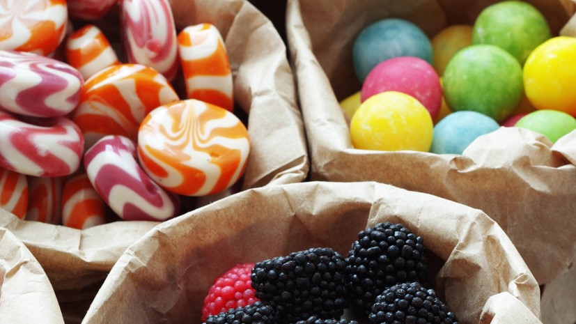 Unterschiedliche Bonbons in Papiertüten.