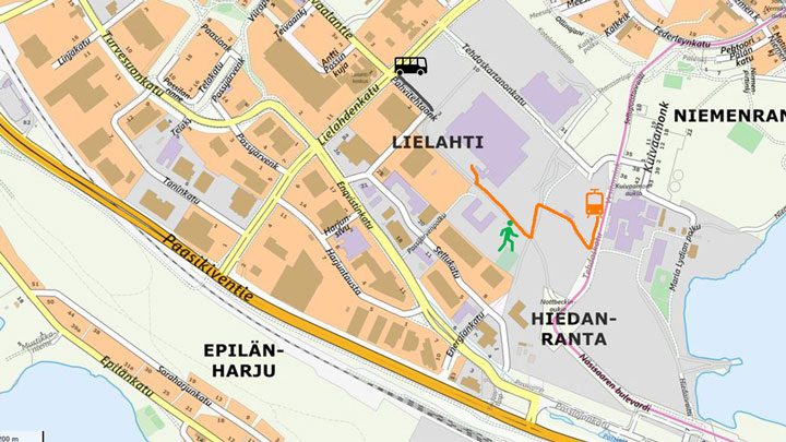 Karttakuva, jossa havainnollistetaan kulkureitit julkisen liikenteen välineillä saapuessa kohteeseen.