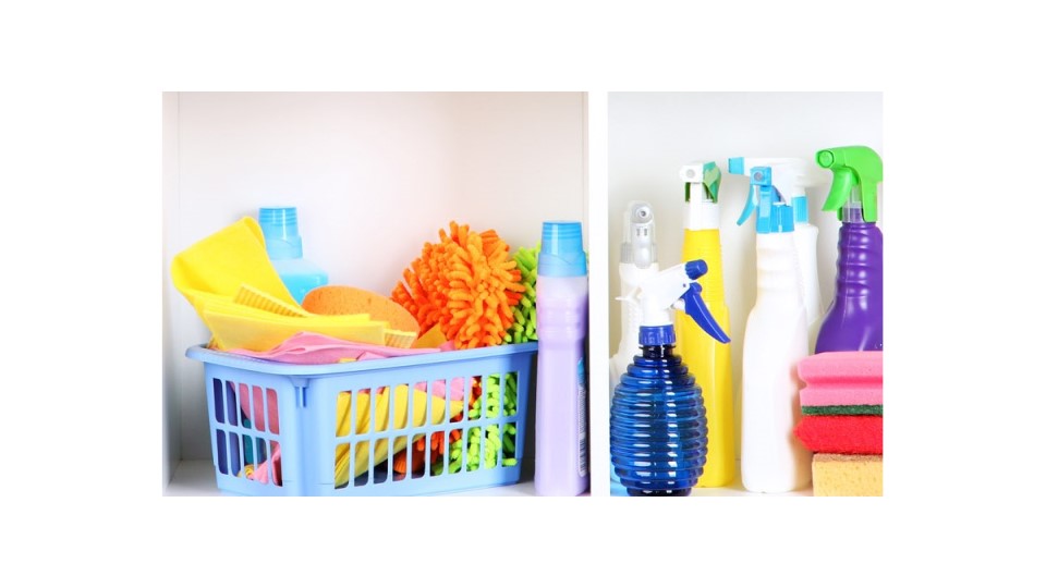 Wäschekorb, Putzlappen und Putzmittel.