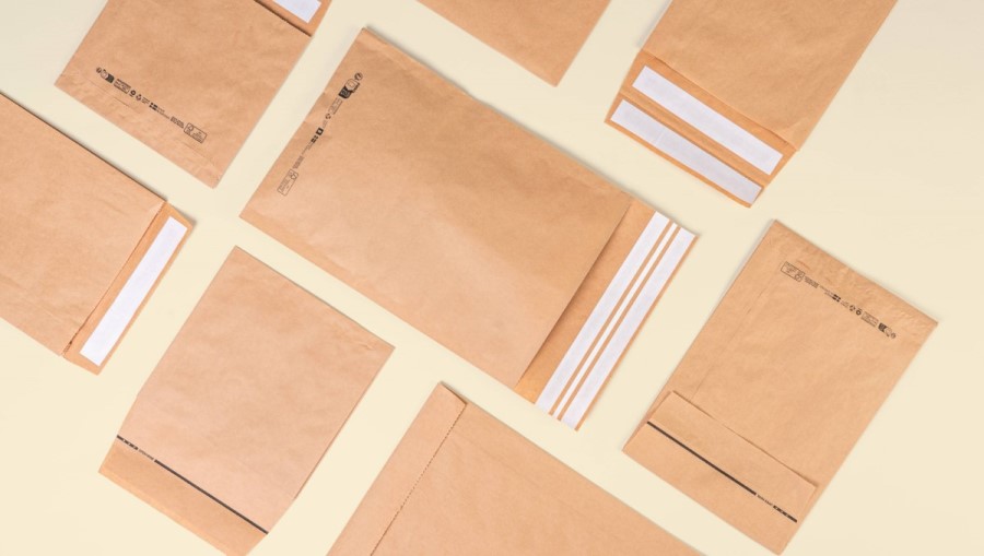 Papier-Versandtaschen auf einem gelben Hintergrund.