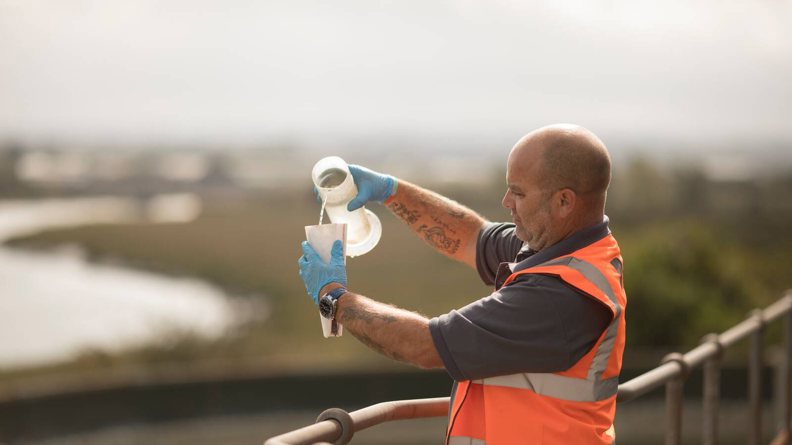 man testar vatten i higviz väst