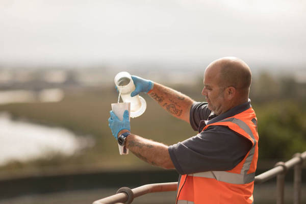 man testar vatten i higviz väst