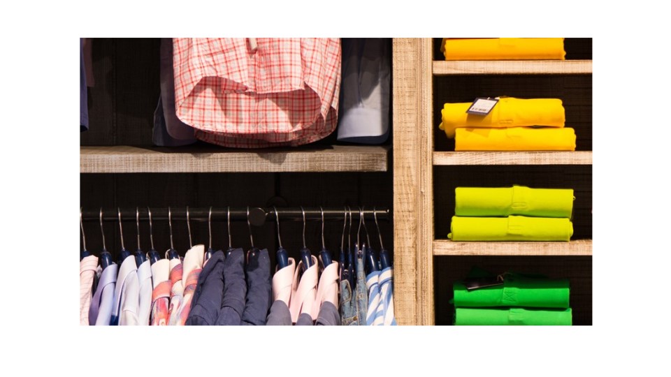 Kleiderschrank mit bunten Hemden.