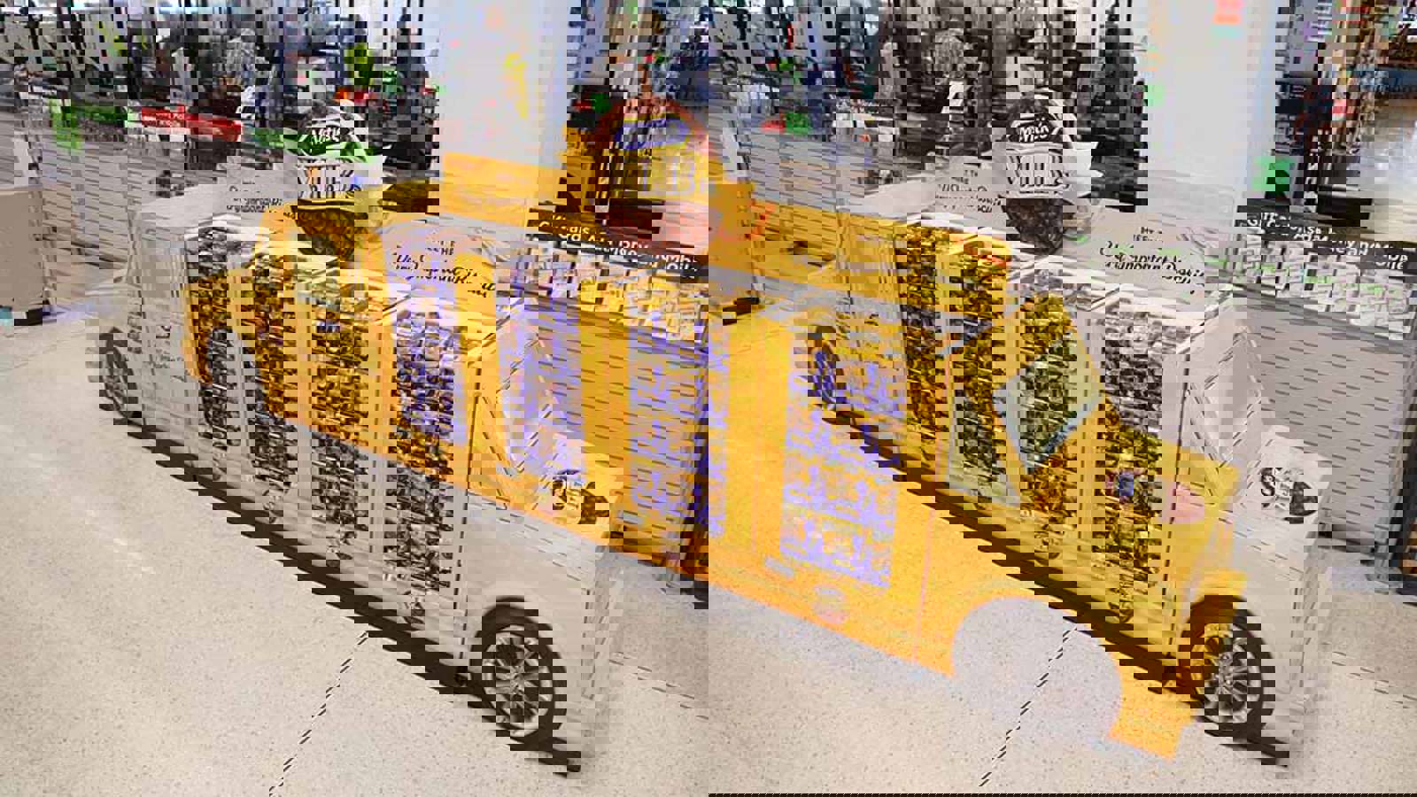 Shop in shop display  McVities gul lastbil