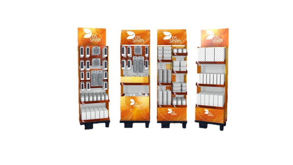 Vier orangene Displays aus Wellpappe nebeneinander stehend.