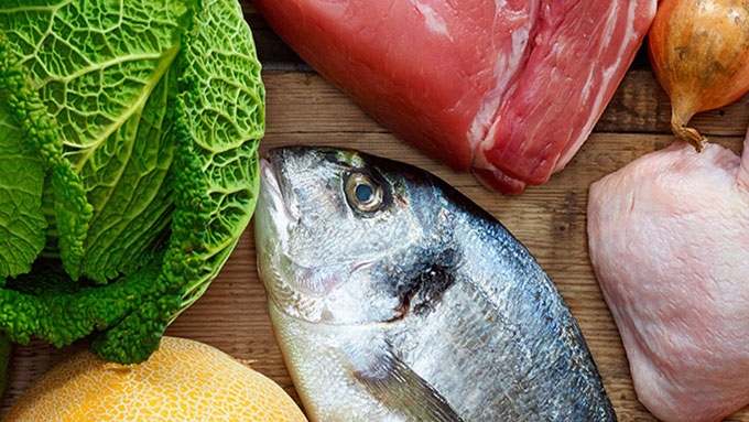 lihaa siipikarjaa ja kalaa ja kaali kuvassa